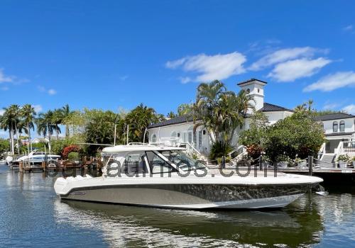 Boston Whaler 380 Realm avis et fiche technique 